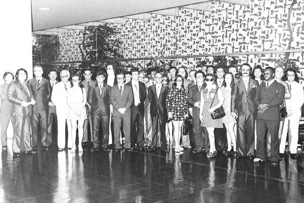 Mais uma colaboração do leitor e amigo Sebastião Reis Oliveira. A foto é de uma visita de alunos e professores da Turma de 1974 da Faculdade de Direito de Franca ao Congresso em Brasília. Aparecem aí os professores Baldijão Seixas, Olyntho Noaves, William